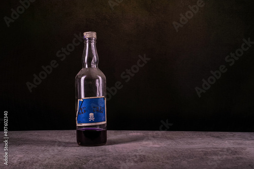 denaturat zatruty alkohol w starej butelce na ciemnym tle