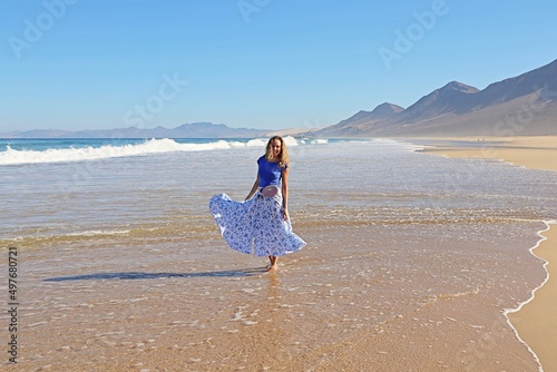 Radosna kobieta na plaży w długiej spódnicy, Fuerteventura