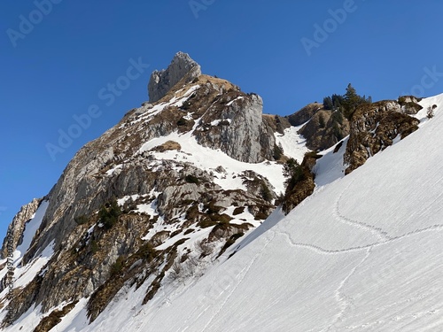 Wonderful winter hiking trails and traces in the alpine valleys and icy peaks of the Glarus Alps mountain massif - Canton of Glarus, Switzerland (Schweiz)