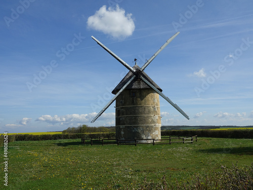 A deux pas du village de Migé (89) se dresse un beau moulin à vent construit en 1794 , il fut utilisé jusqu’en 1895. En 1994 le moulin retrouva vie et reprit du service tel qu'il était au XIXe siècle.