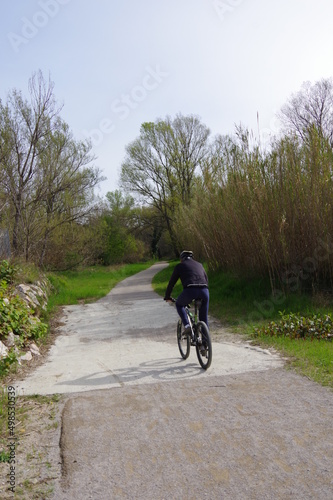 cycliste sur une voie verte de piste cyclable pour vélo