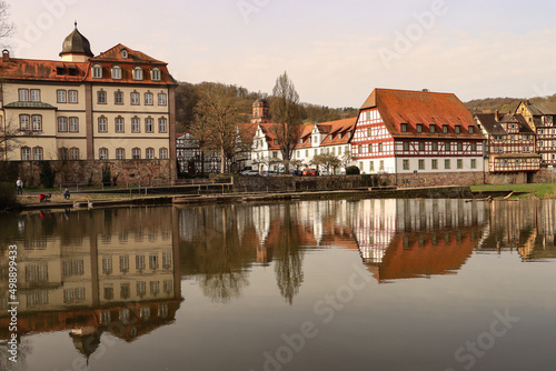 Romantisches Fuldatal; Blick über den Fluss auf Schloß und Marstall in Rotenburg