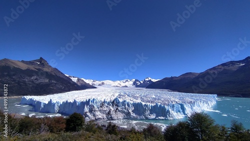 El glaciar Perito Moreno es una gruesa masa de hielo ubicada en el departamento Lago Argentino de la provincia de Santa Cruz, en el sudoeste de la Argentina, en la región de la Patagonia.