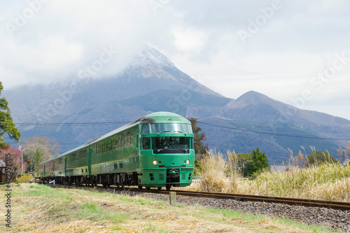 由布岳をバックに走る特急列車