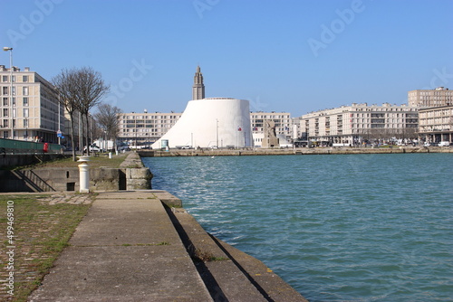 Le Havre : le bassin du Commerce, le Volcan et l'église saint-Joseph