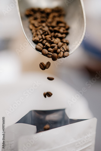 Nasypywanie ziaren kawy do pojemnika
