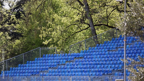 Tribuna temporanea vuota sedie blu di plastica, Autodromo Imola, Gara di Formula 1, Gran Premio