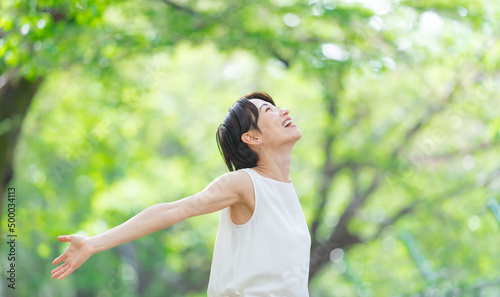 女性・新緑・ストレッチ・深呼吸