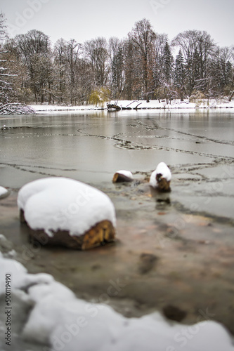 Park Skaryszewski śnieg na wodzie firn