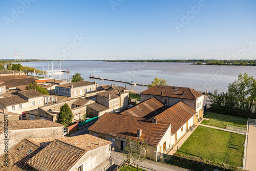 Vue sur la petite ville de Bourg et la Dordogne depuis la Place de l'Arc (Nouvelle-Aquitaine)