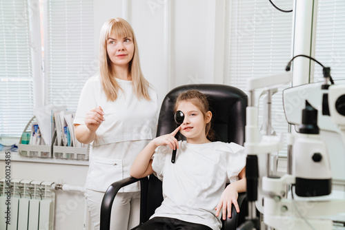 an ophthalmologist diagnoses a little girl's vision