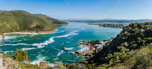 Blick von oben auf die Knysna Lagune an der Garden Route in Südafrika