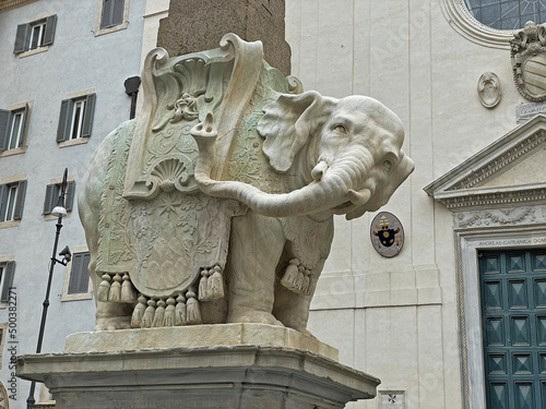 La basilica di Santa Maria sopra Minerva e l'obelisco con l'elefantino del Bernini