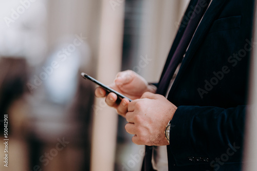 Mężczyzna bawi się telefonem na spotkaniu biznesowym