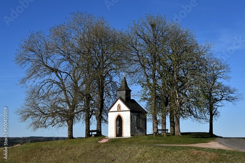 Hermann-Josef-Kapelle zwischen Bäumen in Ripsdorf / Eifel