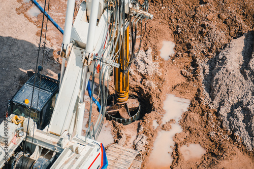 Maquinaria pesada hace un pozo en el suelo para extraer agua en el sitio de construcción