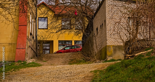 Stara , zabudowa centralnej części ( przy rynku ) starego miasta w Ostrowcu Świętokrzyskim , składająca się w większości z przedwojennych ( II Wojna Światowa) budynków - częściowo zmodernizowanych .