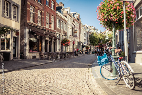 Maastrichter Straßen mit Fahrrad im Sommer