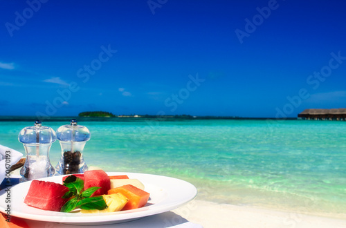 モルディブのリゾートホテルでの朝食デザート越しに眺めるエメラルドグリーンの海と水上コテージ