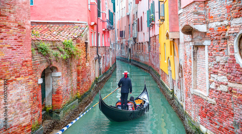 Wenecka gondolier punting gondolę przez zielony kanał nawadnia Wenecja Włochy