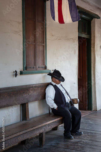 Uomo che fa la siesta in un pueblo messicano