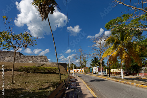Miasteczko Bacalar (QR) w Meksyku z historycznym fortem i piękną laguną.