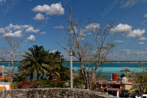 Laguna Bacalar (QR) w Meksyku. Wspaniałe miejsce na kąpiele i sporty wodne.