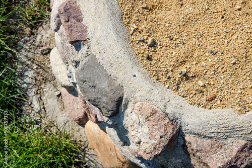 piasek - kamienna obręcz - piaskownica - budowa - kamienna obudowa
