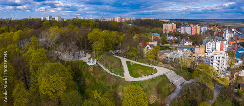 Panoramiczny widok z lotu ptaka na punkt widokowy i schody do nikąd w parku Siemiradzkiego, miasto Gorzów Wielkopolski