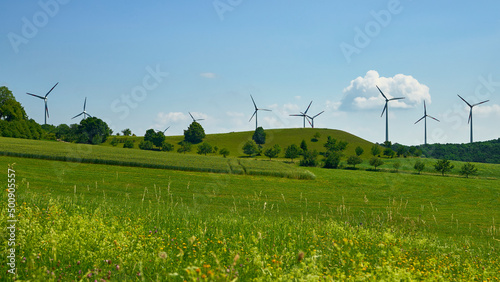 Idyllischer vorbildlicher Windpark auf dem Hahnenkamm in Mittelfranken in Bayern Deutschland