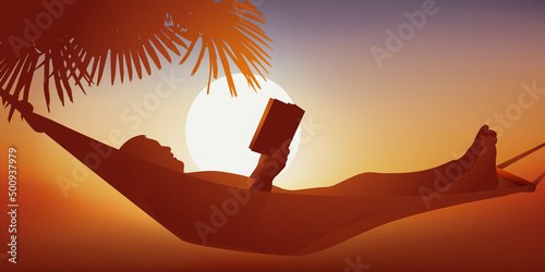 Concept des vacances et de la détente, avec un homme qui lit tranquillement un livre, allongé dans un hamac au soleil couchant.