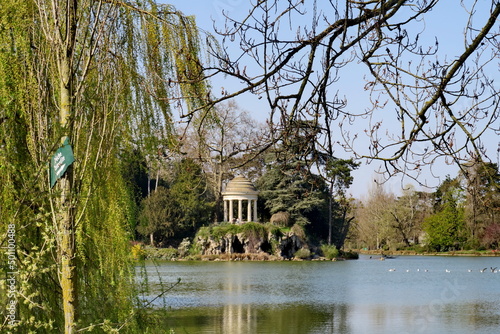 Temple de l'Amour, lac Daumesnil, bois de Vincennes. Paysage romantique. Paris.