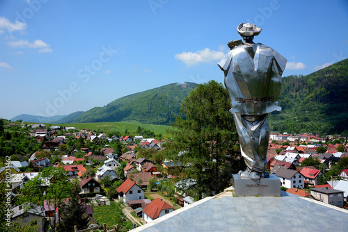Terchova wieś na Słowacji z pomnikiem Janosika