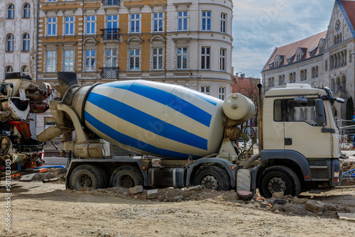 Betonomieszarka na miejskiej drodze w trakcie budowy drogi.