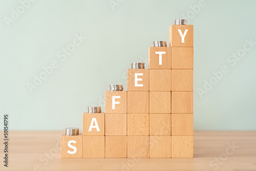 安全のイメージ｜「SAFETY」と書かれた積み木とコイン