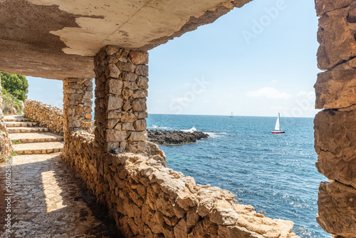 Paysage en bord de mer sur le Cap d'Antibes avec un passage sous une terrasse 