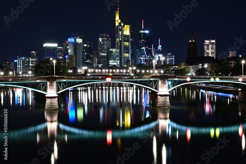 Frankfurt am Main in der Nacht mit Blick auf den Main und die beleuchtet Skyline von Frankfurt mit Ignatz-Bubis-Brücke, Hessen, Deutschland