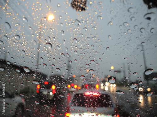 雨の車内