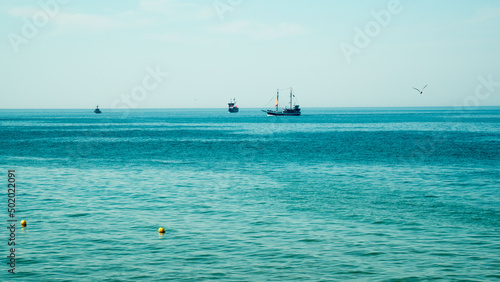wakacje ludzie odpoczywają latem na plaży w Kołobrzegu