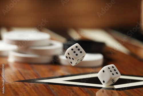 backgammon dice rolling