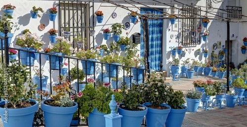 village blanc d'iznajar en Andalousie, village perché au dessus d'un lac avec ses ruelles et pots bleus