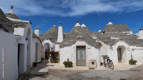 Trullo / trulli dans la ville d’Alberobello, petites maisons blanches traditionnelles à toit conique dans la vallée d'Itria, province de Bari, dans les Pouilles / Puglia (Italie)