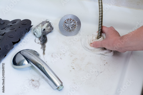 Déboucher une douche avec la pression de l'eau.