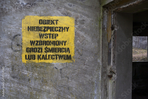 informacja przy wejściu do budynku byłej fabryki amunicji koło Nowogrodu Bobrzeńskiego