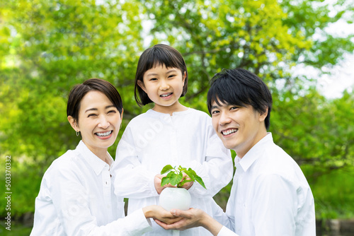 植物を持つ家族 環境保護イメージ サステナブル SDGs