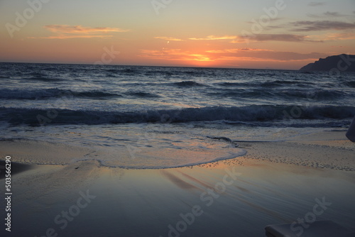 pomarańczowy zachód słońca nad morzem, orange sunset over the sea, sandy beach by the sea at sunset