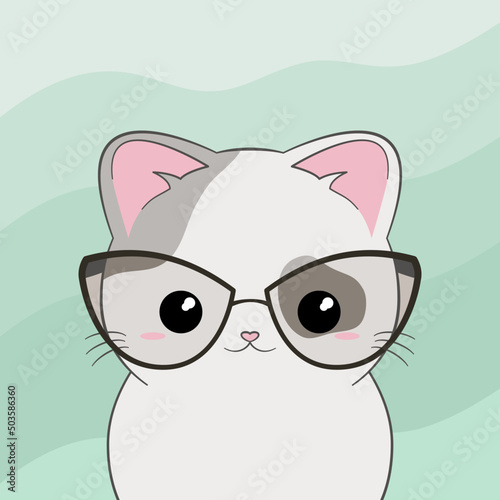 Ręcznie rysowany mały szary kotek w okularach na zielonym tle. Wektorowa ilustracja zadowolonego, siedzącego kota. Słodki, uroczy zwierzak.