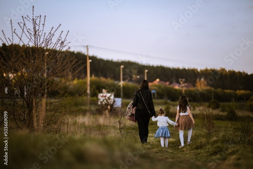 Rodzinka spaceruje po łące