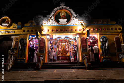 Piękny pomnik Buddy w świątyni, podróż po Azji, Sri Lanka. 