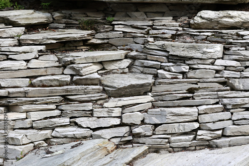 Stary zabytkowy mur wykonany z kamienia.